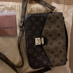 Louis Vuitton pochette Métis reverse caramel